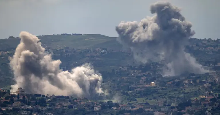 ইসরাইল-লেবানন সীমান্তের কাছে দক্ষিণ লেবাননে বিস্ফোরণের পর ধোঁয়া উঠছে